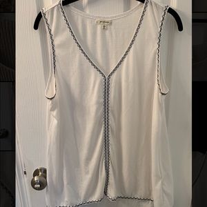 Max Studio Sleeveless White Top - V neck